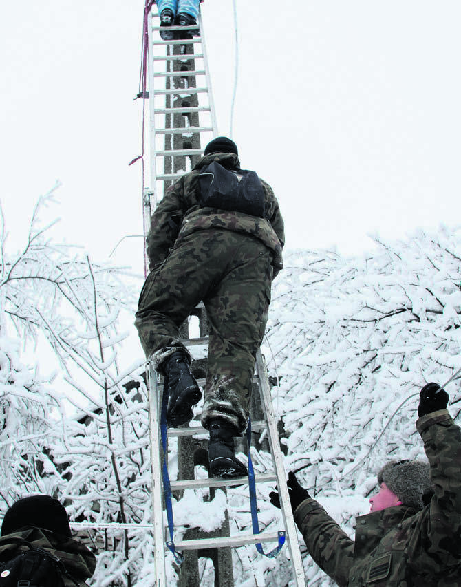 Zima 2010. Powiat zawierciański. Energetycy z pomocą wojska naprawiają sieć. Obciążone lodem liny łamały słupy energetyczne niskiego, średniego i wysokiego napięcia.