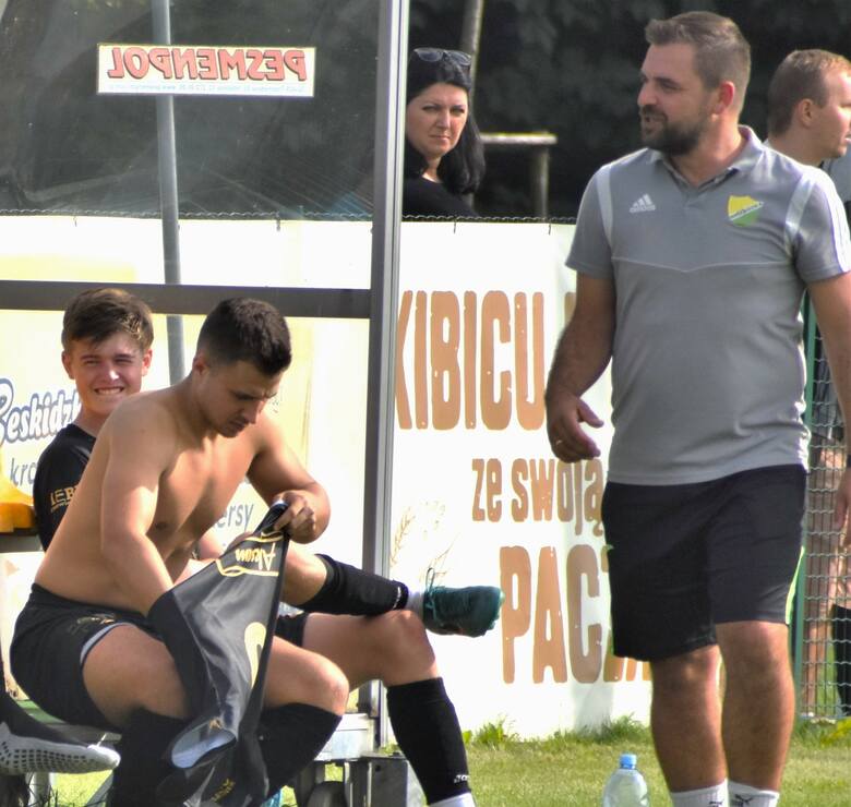 Trener Łukasz Szczepaniak (z prawej) cieszył się w Osieku z awansu do okręgówki jako zawodnik. Teraz chce awansować w innej roli.