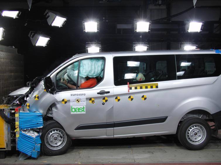 Ford Transit jako jedyny z vanów dostał pięć gwiazdek w testach Euro NCAP