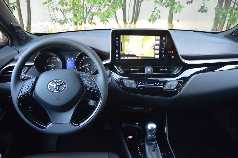 Toyota C-HRCeny Toyoty C-HR rozpoczynają się od kwoty 79 900 zł. Tyle trzeba zapłacić za wersję z benzynowym silnikiem 1.2, manualną skrzynia biegów