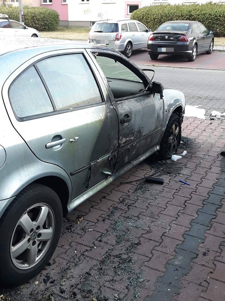 Podpalenia na Podgórzu. W ciągu kilku dni przed jednym z bloków w Toruniu płonęło pięć aut 