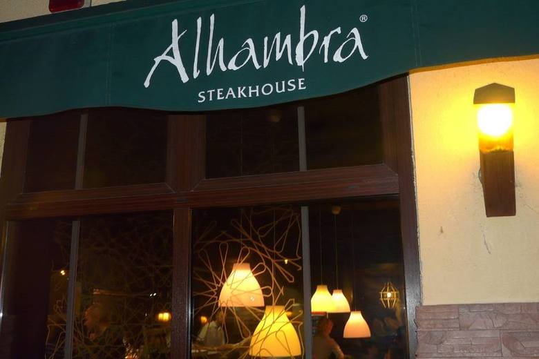 1. Restauracja Alhambra – 8 marca można zabrać swoją kobietę na pyszną kolację do klimatycznego miejsca jakim jest Alhambra przy ul. Reymonta 33. Czynna w godzinach 12:00 – 22:00. 