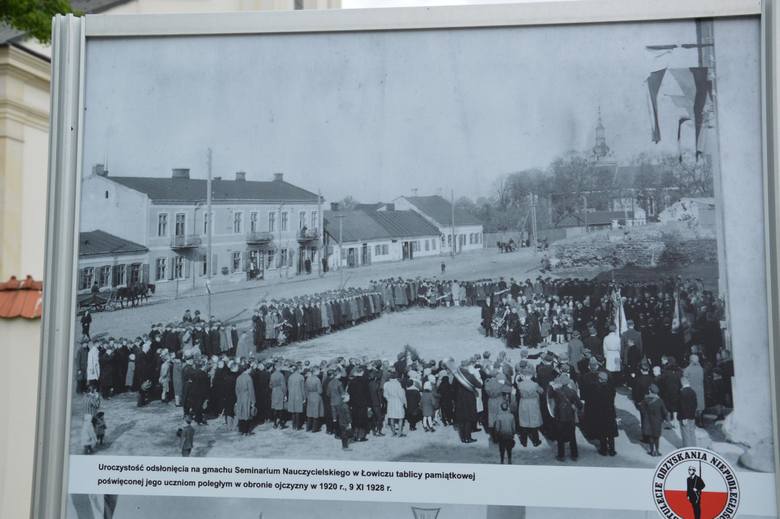 Wystawa „Łowicz o okresie niepodległości” stanęła na Starym Rynku [Zdjęcia]