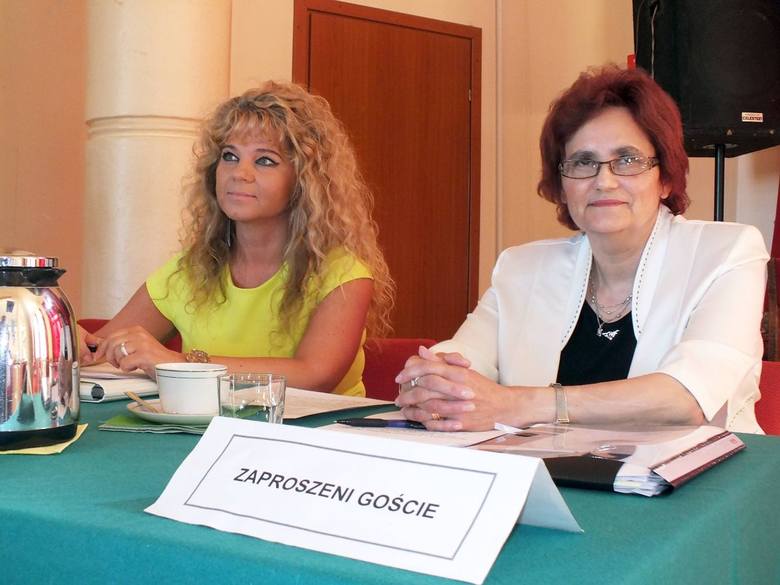 Na sesji rady Miejskiej w Starachowicach, dyrektor Danutę Krępę ( z prawej) wspierała pracownica księgowości w Miejskim Ośrodku Pomocy Społecznej.