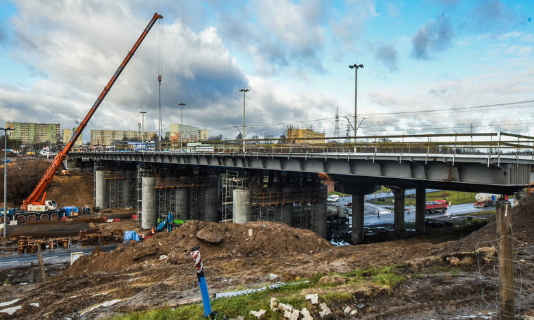 Remont wiaduktu wzdłuż Wojska Polskiego w Bydgpszczy wchodzi w ostatnią fazę. Teraz nowa konstrukcja będzie powoli opuszczana na podpory.