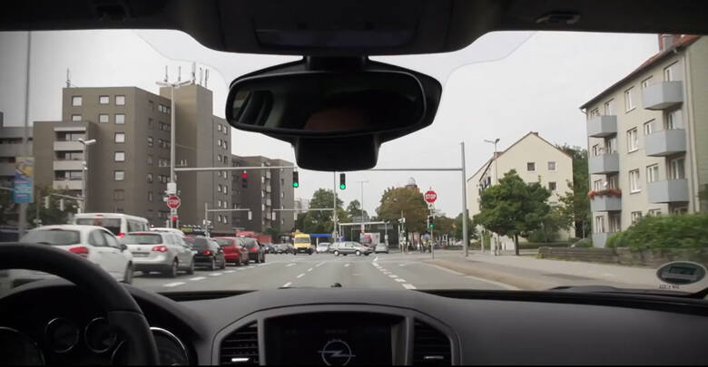 Inteligentne skrzyżowanie: Informacje przesyłane do pojazdu (przez sieć Wi-Fi) z infrastruktury zarządzania ruchem ulicznym oraz innych pojazdów mogą