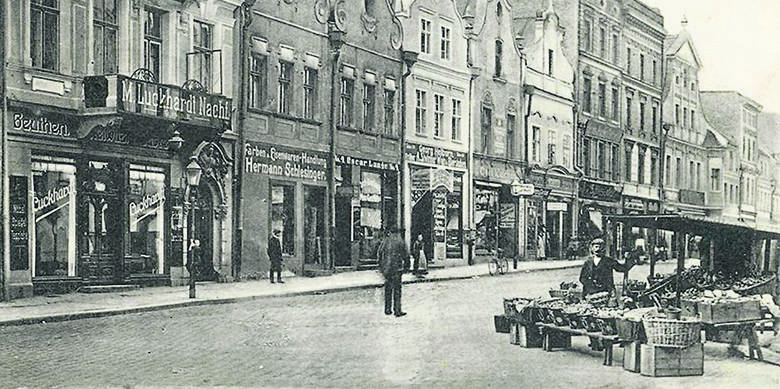 Rynek w latach 20. Wówczas przy ratuszu stały kamienice, często organizowano targi, na które przyjeżdżała cała okolica.
