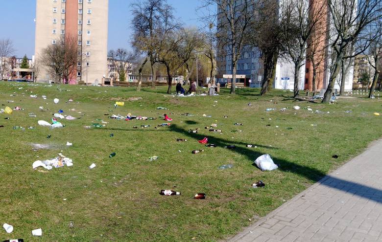 To niedzielne zdjęcie z kampusu Politechniki Białostockiej. Studenci nie zabrali po sobie śmieci.