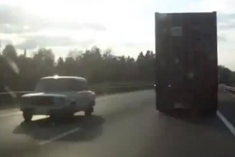 Kierowca ciężarówki w Rosji nie ma łatwego życia