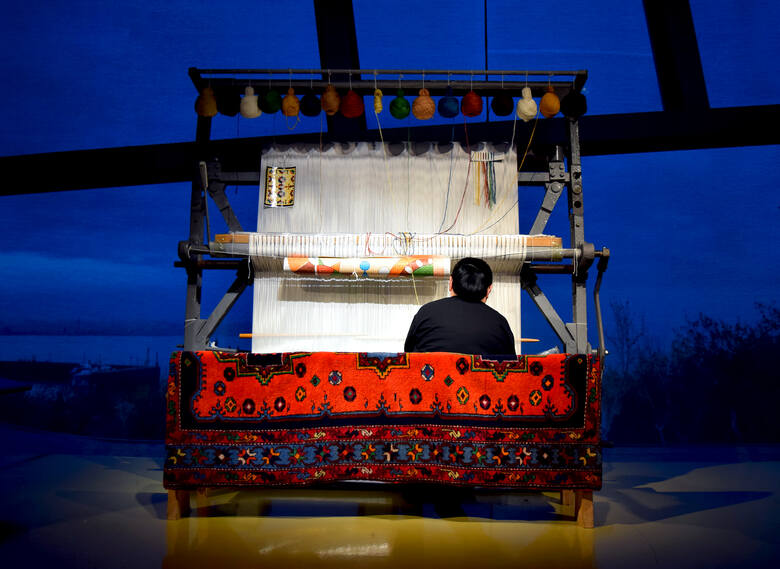 Proces tkania dywanu – pokaz w Muzeum Dywanów.