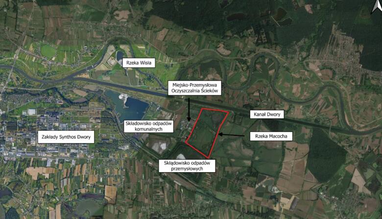 Na czerwono zaznaczono działkę przeznaczoną pod budowę elektrowni jądrowej. Administracyjnie należy do Oświęcim. Wieś Stawy Monowskie graniczy z nią
