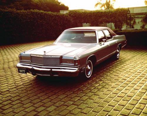 Fot. DaimlerChrysler: Dodge Rogal Monaco z 1977 r. był dinozaurem z epoki taniej benzyny. Kierownictwo Chryslera nie dopuszczało na serio myśli, że nabywcy