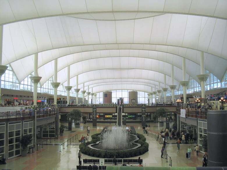 Lotnisko w Denver - hala główna. Zdjęcie na licencji CC BY-SA 3.0.