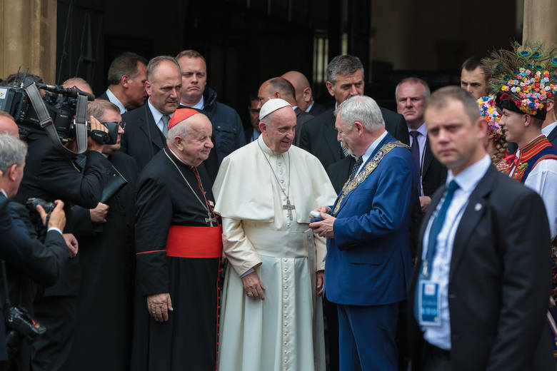 Papież odbiera klucze do bram miasta