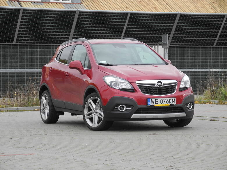Opel Mokka Opel Mokka jest produkowany od 2012 roku. Choć auto dzieli płytę podłogową z miejską Corsą, to jest kwalifikowane do segmentu kompaktowych