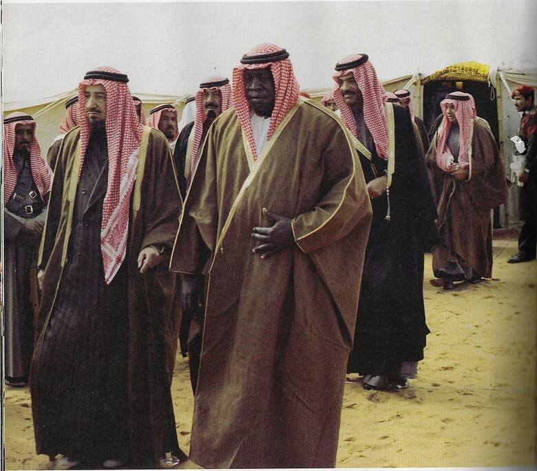 Idi Aman razem z królem Arabii Saudyjskiej Chalidem ibn Abd al-Aziz Al Su’udem w 1979 roku. Obalony dyktator uciekł do tego kraju z Ugandy, gdy stracił