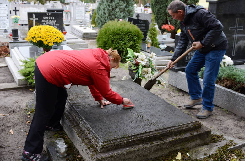  - Podwinęliśmy rękawy, posprzątaliśmy i umyliśmy grób mojej babci, Katarzyny Ambrosius. Postawiliśmy kwiaty - opowiada ze łzami w oczach Jacqueline Hughes ze Szkocji. 