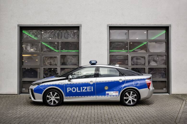 Toyota Mirai Dwa samochody na wodór powiększyły właśnie flotę radiowozów policji w stolicy Niemiec. Każdy z nich ma zasięg co najmniej 500 km, na który