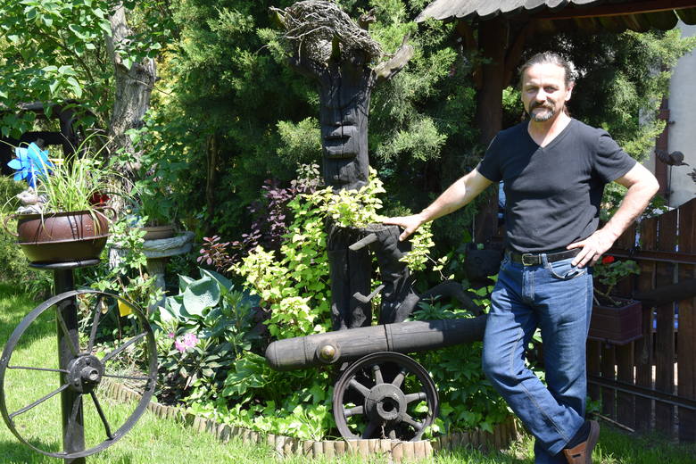 Grzegorz Michałowski w swoim ogrodzie wśród rzeźb własnego autorstwa
