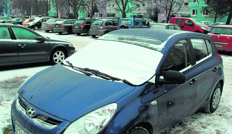 Aluminiowa żaluzja założona na czas parkowania na przednią szybę oszczędzi nam pracę przy usuwaniu śniegu i lodu  Fot. Grzegorz Dembiński