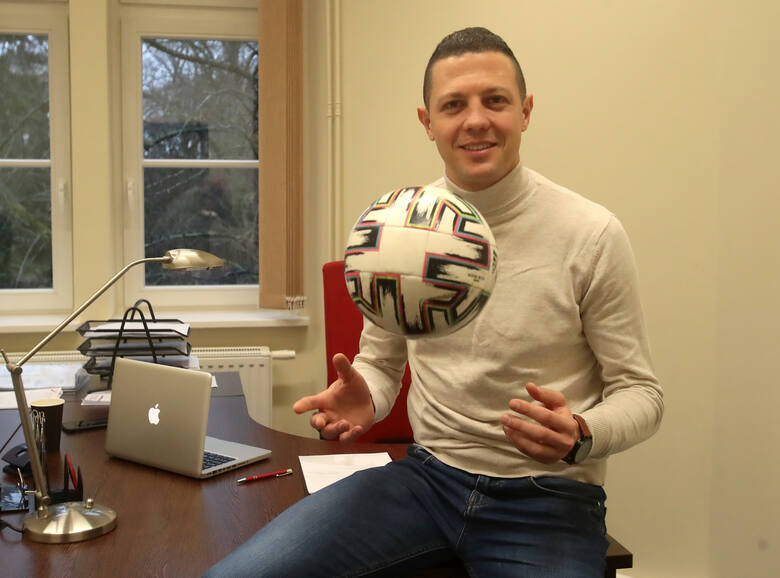 Jacek Magdziński w swoim biurze w Szczecinie. Teraz piłka jest dodatkiem do jego życia, a nie głównym zajęciem