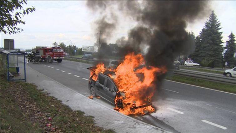 Peugeot 307 płonie na "zakopiance"