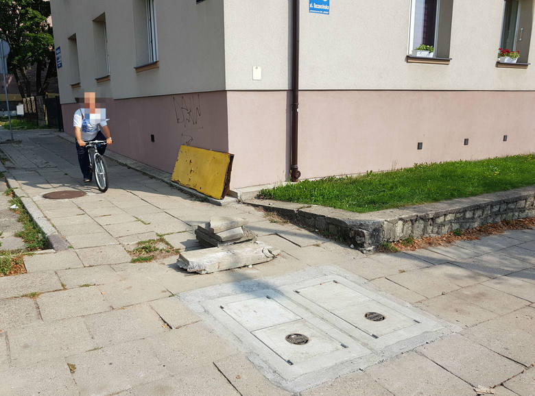 Dziura w chodniku na ulicy Szczecińskiej naprawiona. Bałagan pozostał