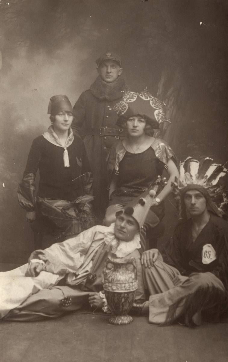 Teatrzyk, który robił furorę w Podhajcach i okolicy. Z lewej Maria Wojciechowska z siostrą Różą i braćmi (na dole)
