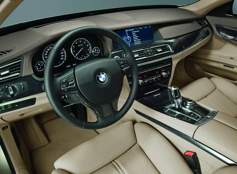 Gdy w 2008 roku zaprezentowano BMW serii 7 F01 i F02 (wersja z wydłużonym rozstawem osi), radykalni miłośnicy marki odetchnęli z ulgą. Po, według niektórych,
