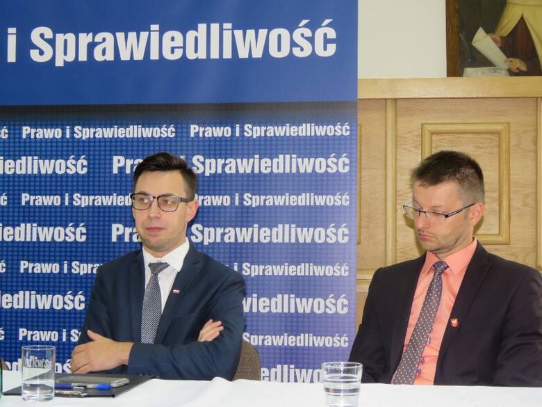 Uchwałą Mariusza Krystiana, pełnomocnika okręgowego Prawa i Sprawiedliwości w okręgu 30, poseł Filip Kaczyński (po lewej) przejął obowiązki zarządu zostając