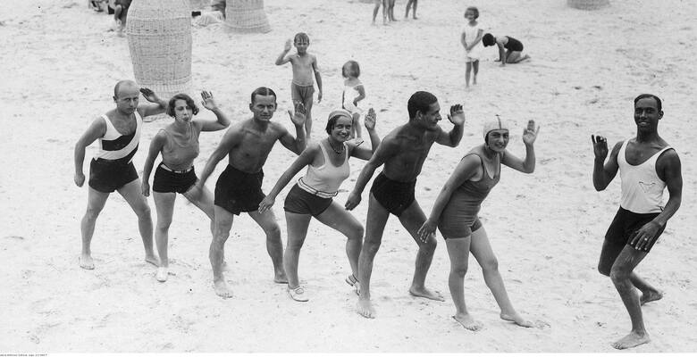 Wakacje na plaży dawniej i dziś. 30 archiwalnych zdjęć ukazuje, jak dawniej spędzano czas na plażach w całej Polsce. Jak wypoczywali nasi rodzice i dziadkowie,