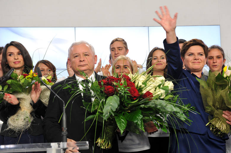 Hasło „wybory parlamentarne” oraz pytanie „jak głosować?” również cieszyły się wielką popularnością wśród polskich internautów.