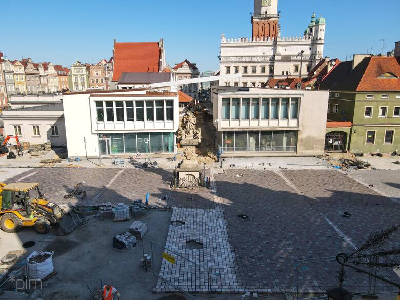 Nowa kostka brukowa pokrywa coraz większą powierzchnię Starego Rynku w Poznaniu.