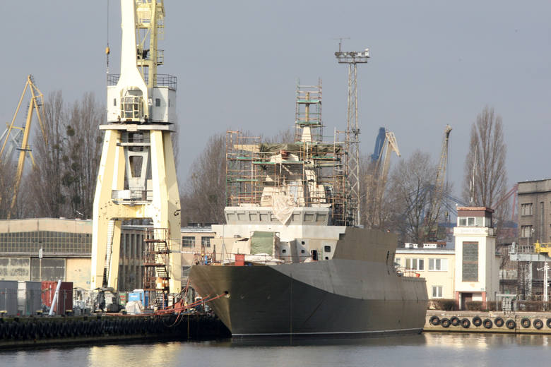 Stocznia Marynarki Wojennej została założona w Gdyni w 1927 roku jako Warsztaty Portowe MW.  Firmy mają czas do 18 stycznia na złożenie ofert 