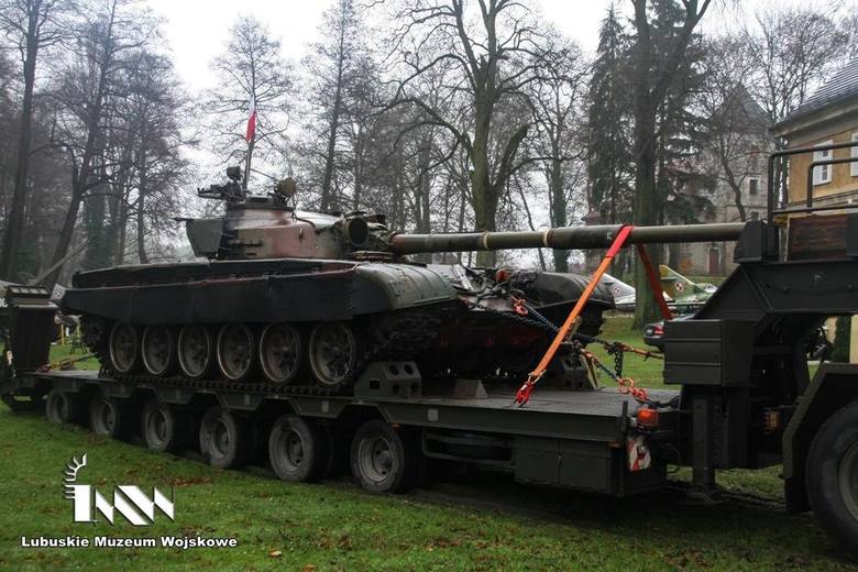 Czołg średni T-72 to nowy nabytek Muzeum Wojskowego. Trudną akcję logistyczną  zwłaszcza na terenie drzonowskiego parku profesjonalnie przeprowadzili żołnierze z 52. Batalionu Remontowego “Ziemi Człuchowskiej”.