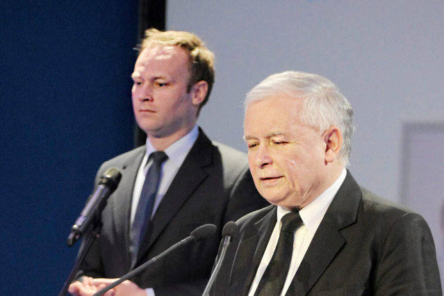 Jarosław Kaczyński z Marcinem Mastalerkiem, który miał rzekomo pokazać kompromitujące Dariusza Seligę zdjęcie