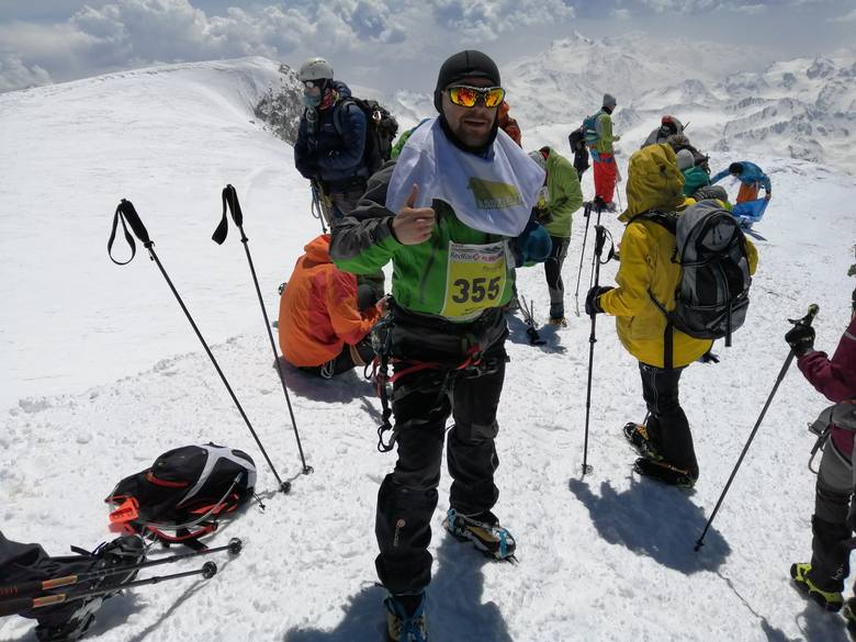Grzegorz Wierzba na dachu Kaukazu. Na Elbrus wbiegł dla hospicjum dla dzieci Nadzieja