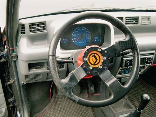 Fot. Janusz Kubik: Wnętrze pojazdu też można modyfikować. Sportowa kierownica w Daewoo Tico czyni z niego inny samochód.