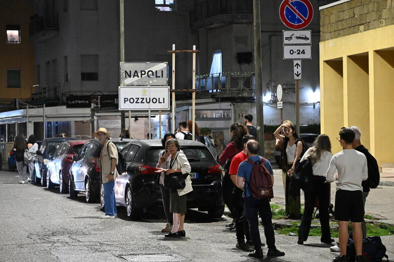 Mieszkańcy gromadzą się w bezpiecznych punktach po trzęsieniu ziemi koło Neapolu na południu Włoch.