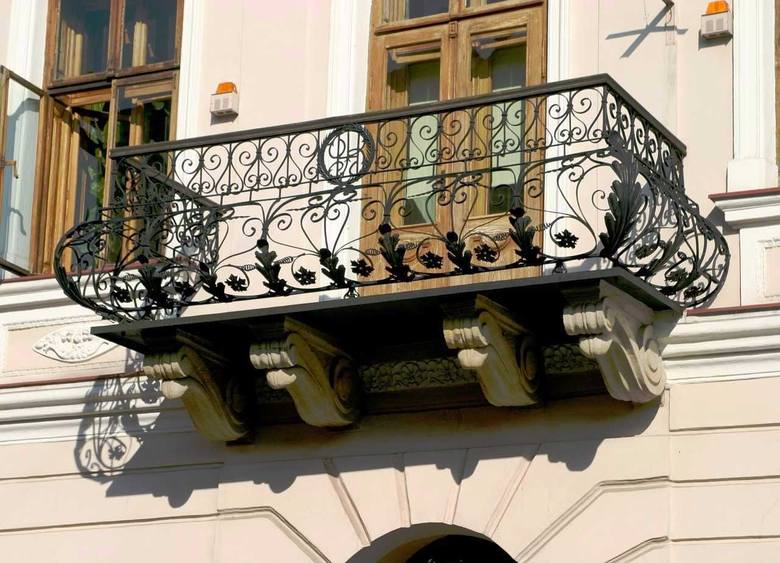 Stare balkony Rzeszowa urzekają kunsztownie wykonanymi detalami, wyszukanym  wzornictwem. Na zdjęciu balkon przy ul. Bernardyńskiej.