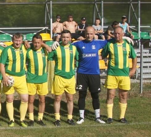 Łukasz Kuryj (w niebieskiej koszulce) oraz Andrzej Kuryj (ostatni z prawej) w barwach drużyny Old Boys Orzeł Bieździedza podczas meczu charytatywnego