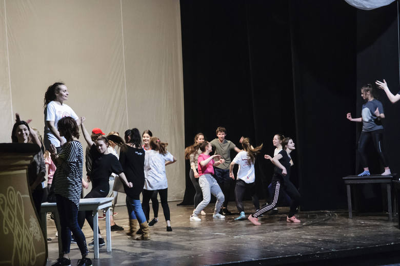 W najnowszym spektaklu "Kochaj i tańcz. 20 lat wcześniej" Teatr Osterwy w Gorzowie występuję 19 nastolatków. Grają u boku zawodowców.
