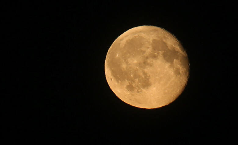 Dziś wyjątkowa pełnia Księżyca! Będzie kolorowy i dużo większy niż zwykle. Warto obserwować niebo