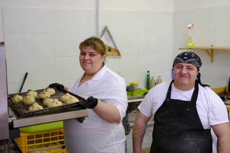 Dawid, piekarz z Gruzji, przybył do Polski z żona Angelą i rodziną. Najpierw był pracownikiem w piekarni na starówce w Toruniu, ale już niebawem otworzy własny interes. W tym mieście, jak w wielu innych zresztą, obcokrajowcy wrośli w gastronomię.