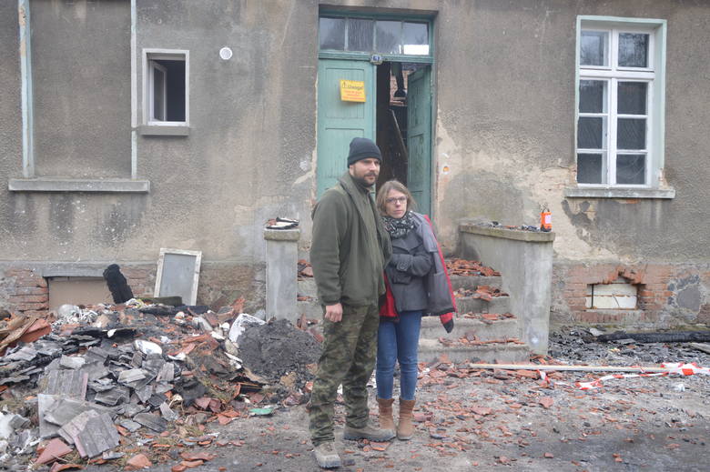Pożar zniszczył mieszkania trzech rodzin. Wszystkie liczą na pomoc. Na zdjęciu Karolina i Piotr Wochanka