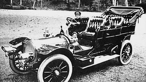 Kilkuletni Aleksiej Romanow, następca rosyjskiego tronu, w samochodzie Delaunay-Belleville "triple phaeton" Fot: Archiwum