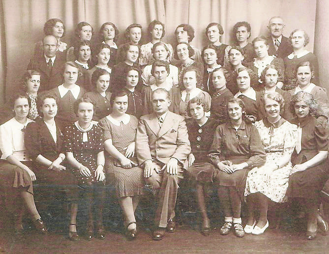 Koniec lat trzydziestych. Pracownicy słodkiej firmy J. Sybilski (na zdjęciu w środku) i A. Krzemiński. Pani Rozalia druga z lewej