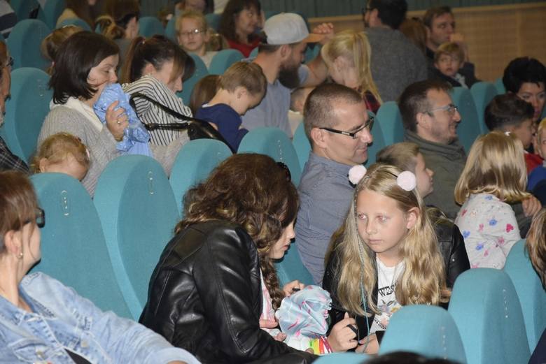 Teatr Truskawkowi Rodzice wystąpili w Kinoteatrze Polonez ze spektaklem „Zamieszanie w krainie bajek”. Spektakl był charytatywny – podczas przedstawienia prowadzona była zbiówka na leczenie Małgosi Piekarskiej.