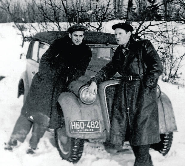 Ok. 1950 r., okolice Gliwic. Andrzej Szosland (z lewej) i Roman Żurawiecki przy przedwojennym Oplu Olympia Andrzeja Fot: Archiwum
