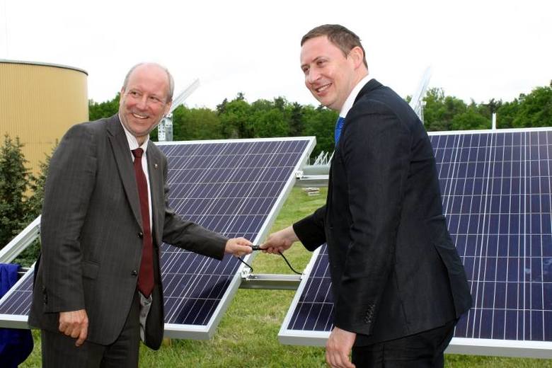 Burmistrz Bartłomiej Bartczak oraz włodarz Guben Fred Mahro uczestniczyli przy otwarciu prac nad fermą solarną. - Taka inwestycja cieszy, bo dzięki niej
